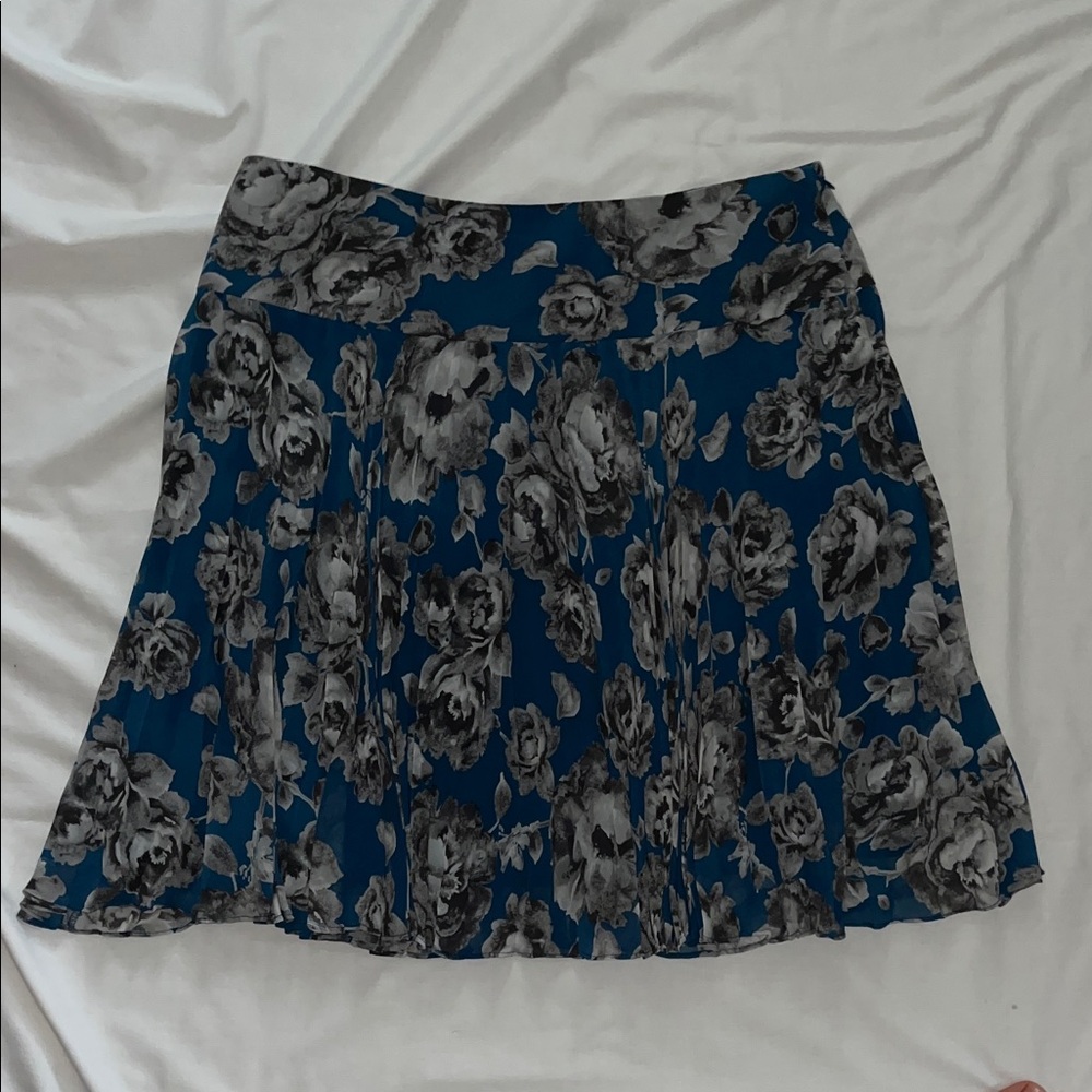 Loft Floral Blue and Gray Pleated NWT Women's Skirt Size 6